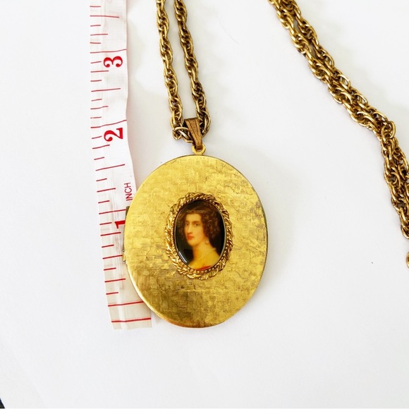Vintage gold tone cameo portrait painting locket on 24” gold tone chain - Picture 5 of 7